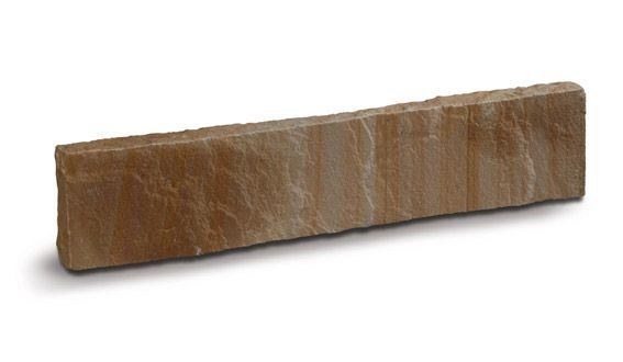 Blocco di pietra rettangolare marrone con superficie strutturata.