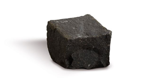 Campione di roccia grigio scuro, di forma quadrata, su sfondo bianco.