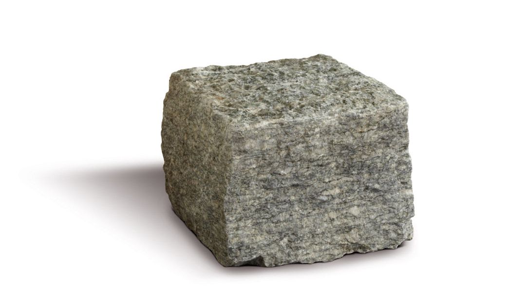 Roccia grigia a forma di cubo, con una consistenza ruvida e stratificata su uno sfondo bianco.