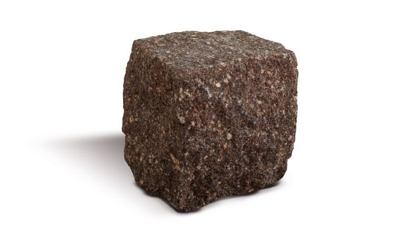 Cubo di pietra marrone su sfondo bianco.