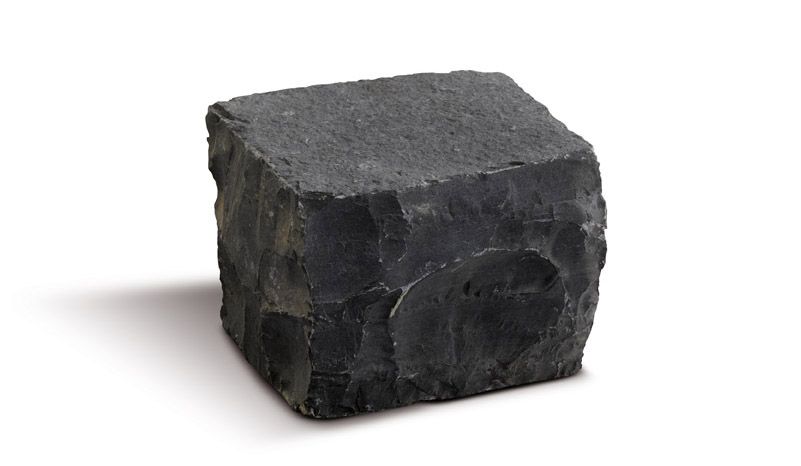 Blocco di ciottoli neri di forma quadrata con bordi irregolari, su sfondo bianco.