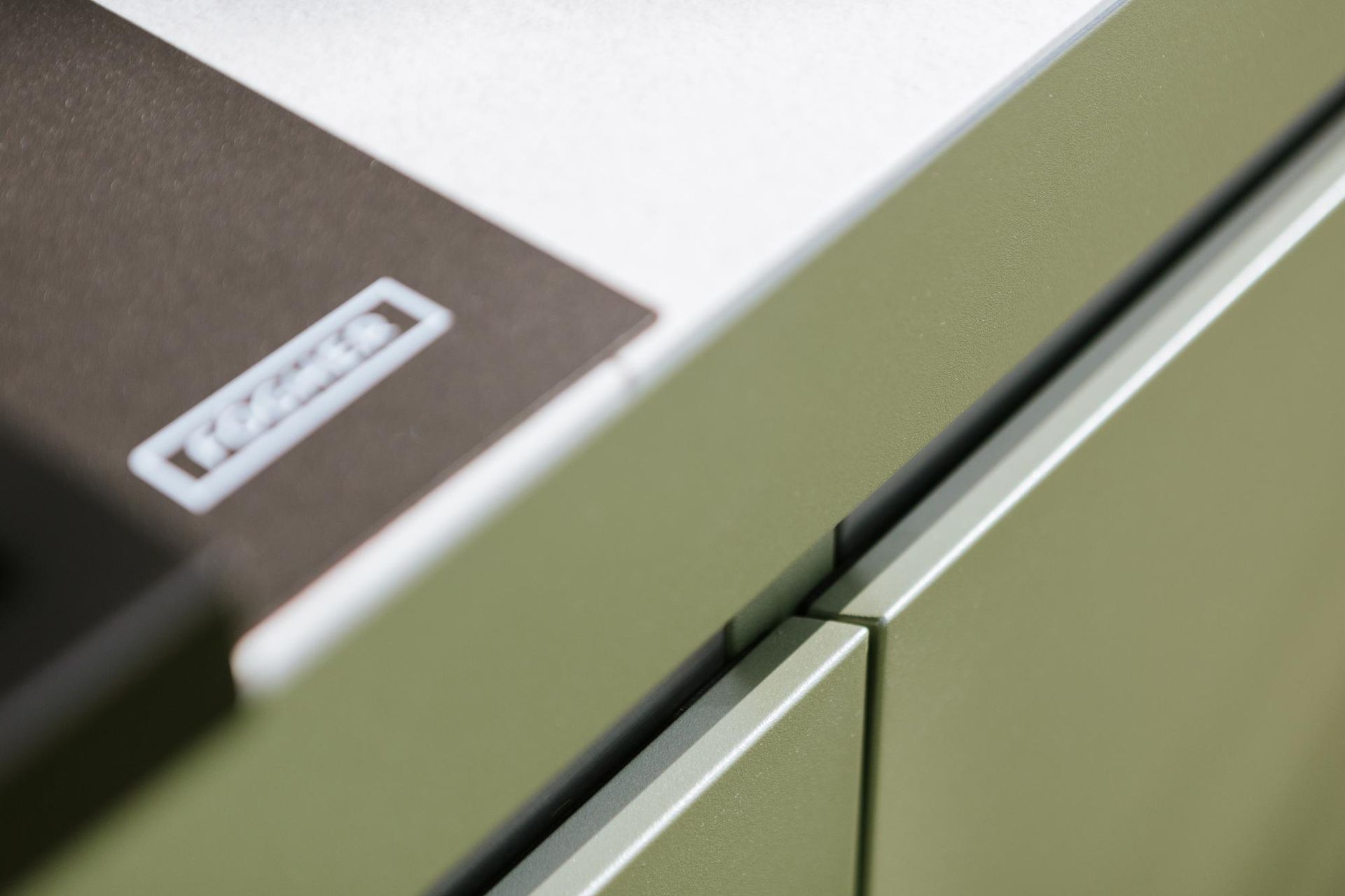 Primo piano di un mobiletto verde chiaro 