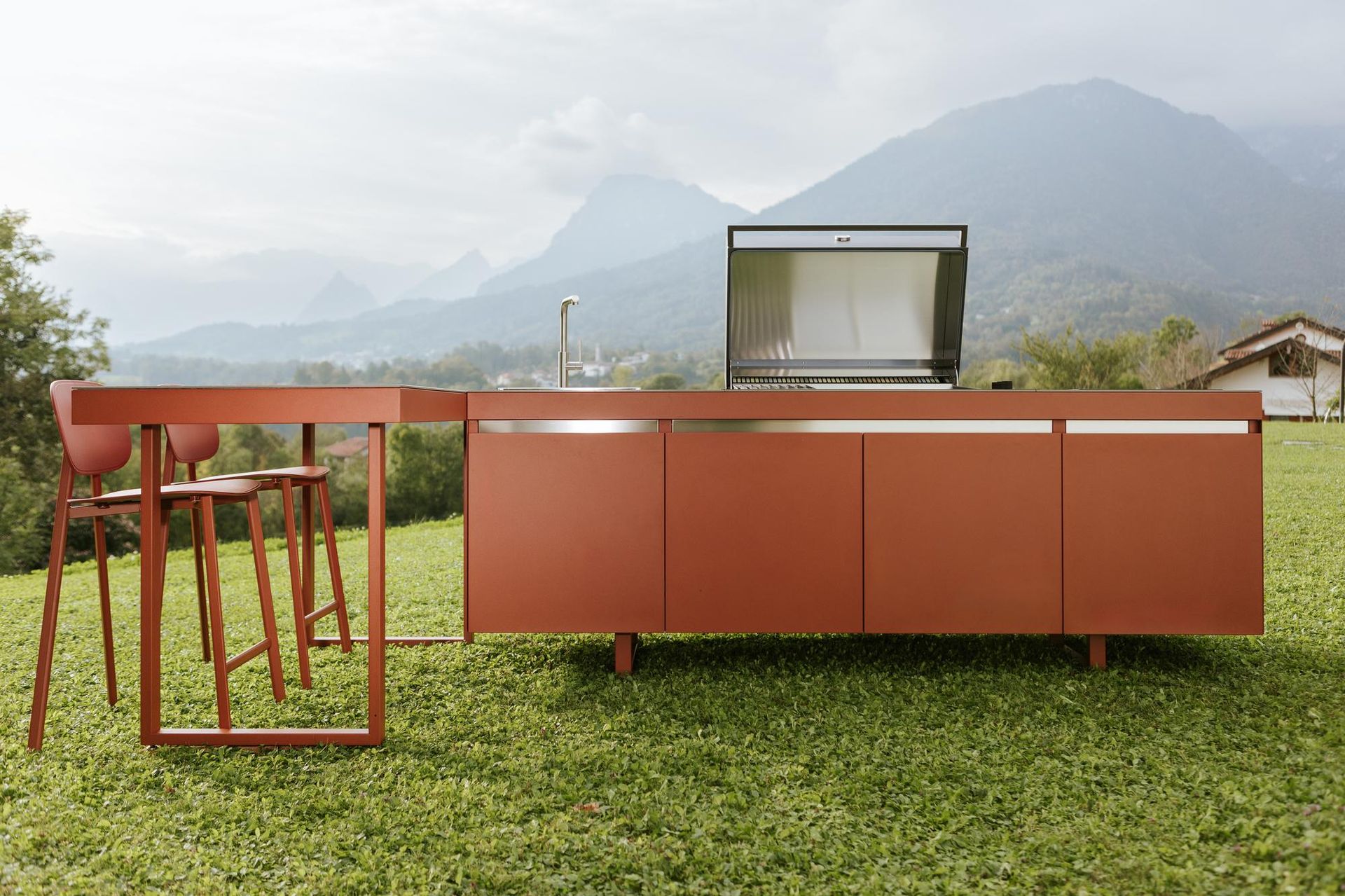 Cucina all'aperto con mobili 