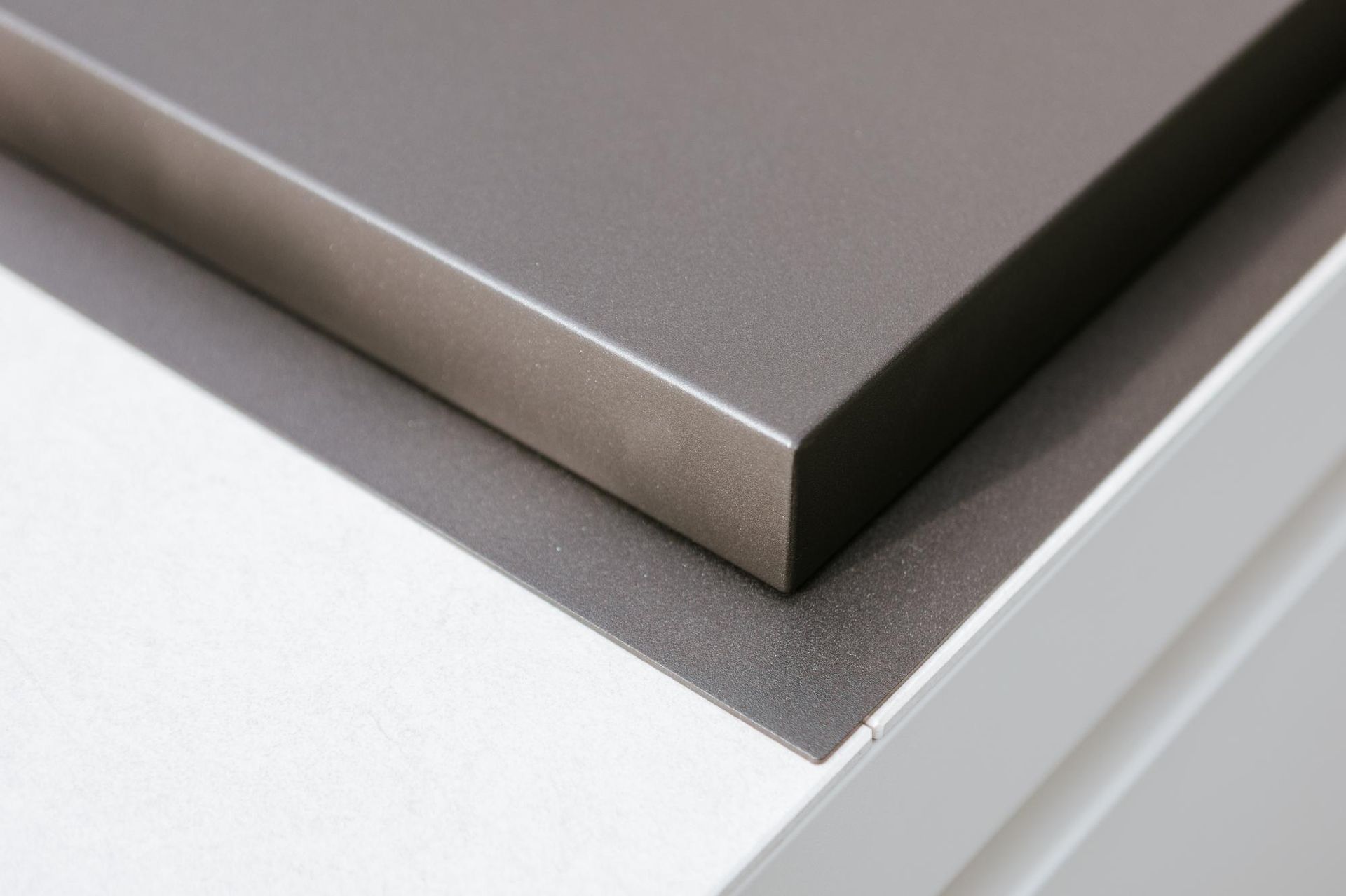 Primo piano di due piani di lavoro: grigio sopra bianco.