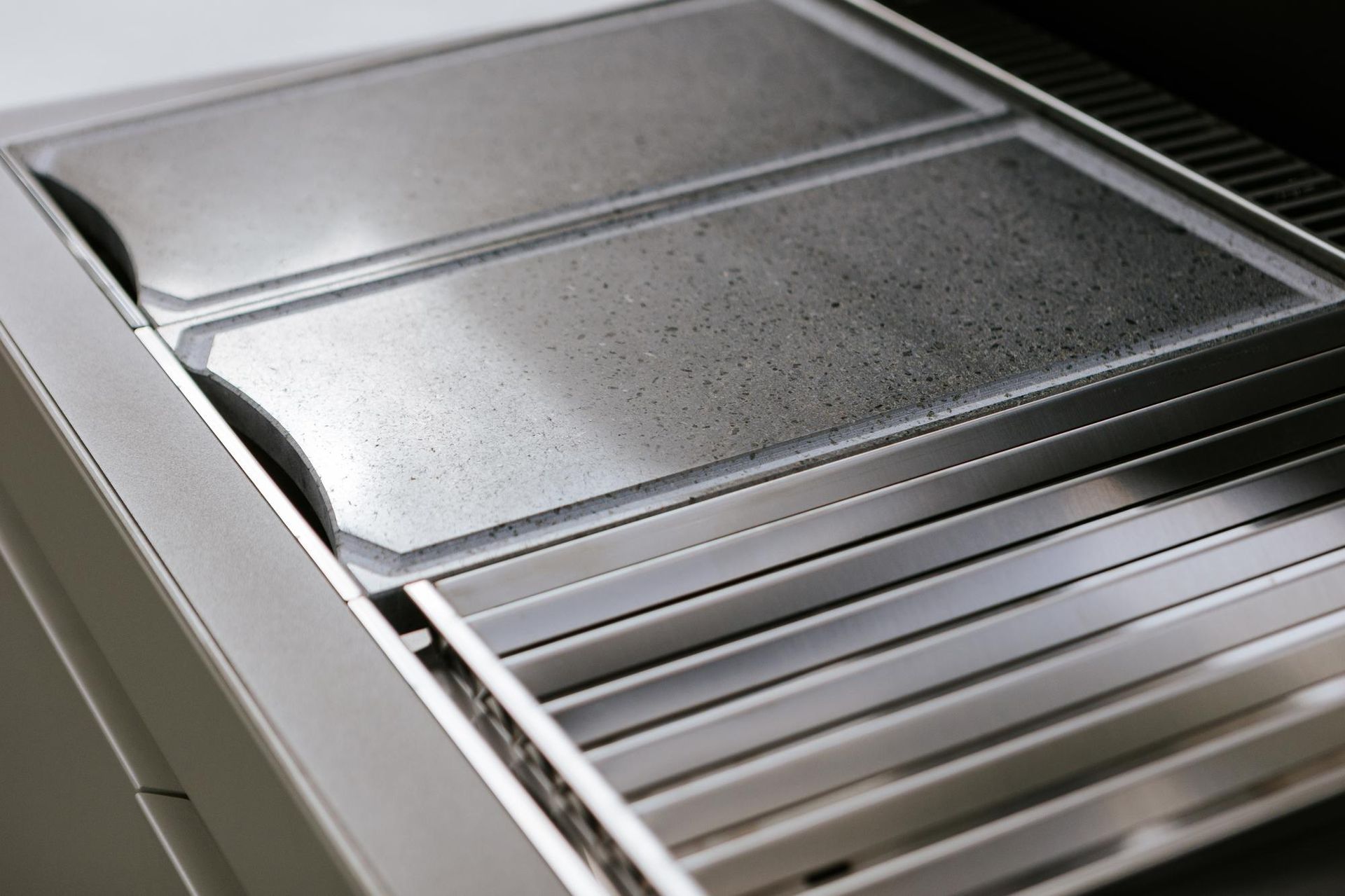 Primo piano di una griglia in acciaio 