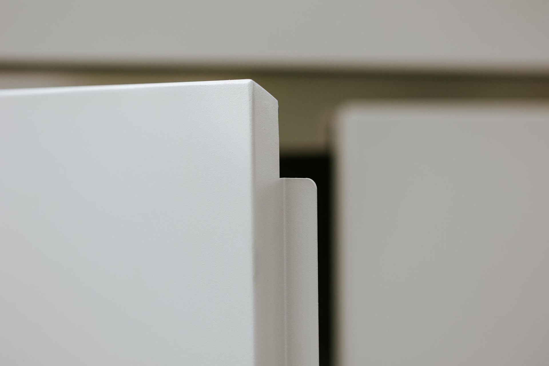 Primo piano dei bordi bianchi del mobile, che mostrano un leggero spazio tra di essi.