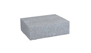 Blocco di cemento grigio rettangolare.