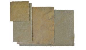 Pezzi di carta ruvida, rettangolari, color marrone chiaro e grigio-verde di varie dimensioni.