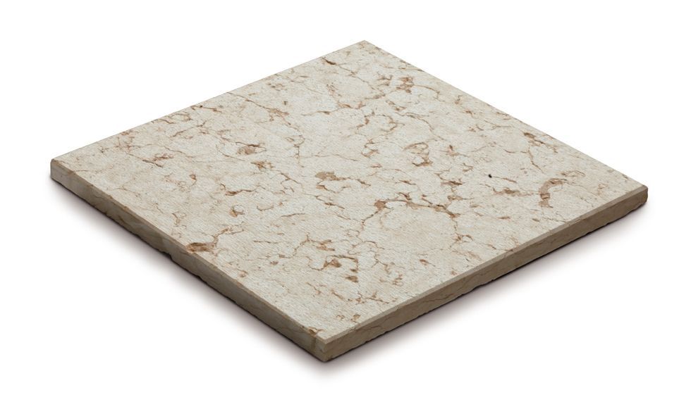 Piastrella quadrata beige con venature marroni.
