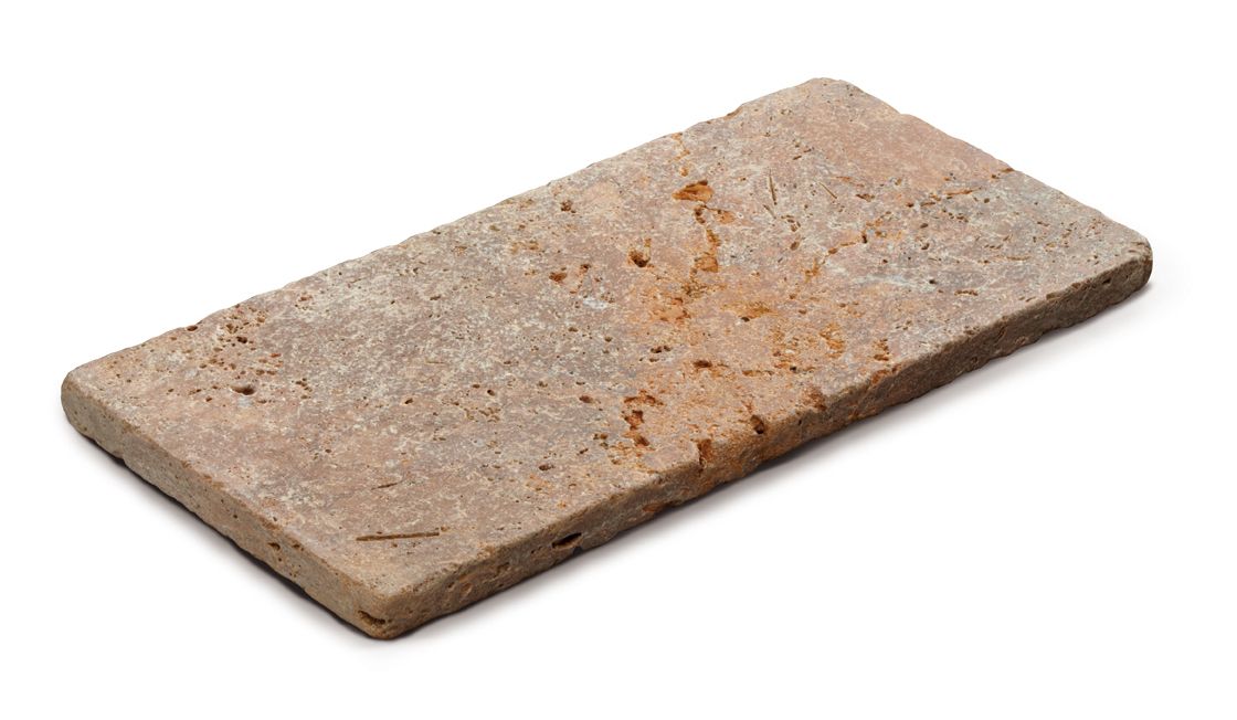 Piastrelle in pietra rettangolari, beige e marroni.