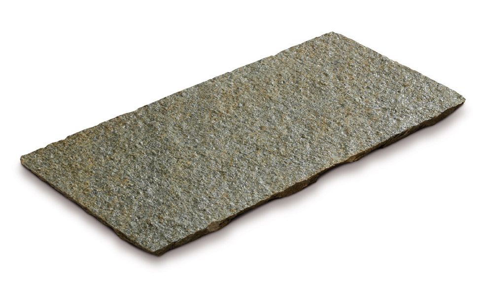 Piastrella rettangolare in pietra con superficie ruvida e strutturata; sfumature di grigio e verde.