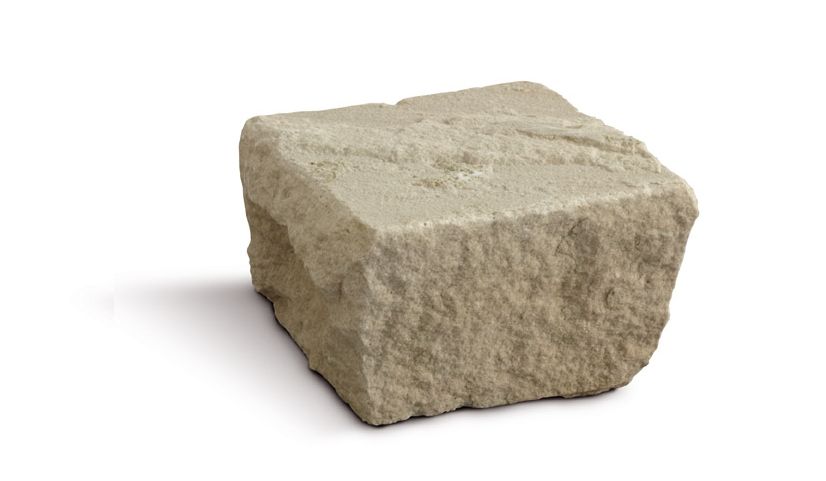 Blocco di pietra color marrone chiaro con lati ruvidi, ombra proiettata su sfondo bianco.