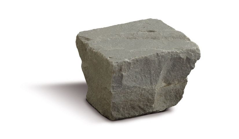 Roccia grigia, squadrata, con bordi irregolari, che proietta un'ombra su uno sfondo bianco.