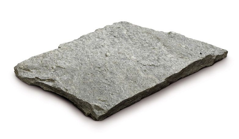 Lastra di pietra grigia rettangolare con bordi irregolari.