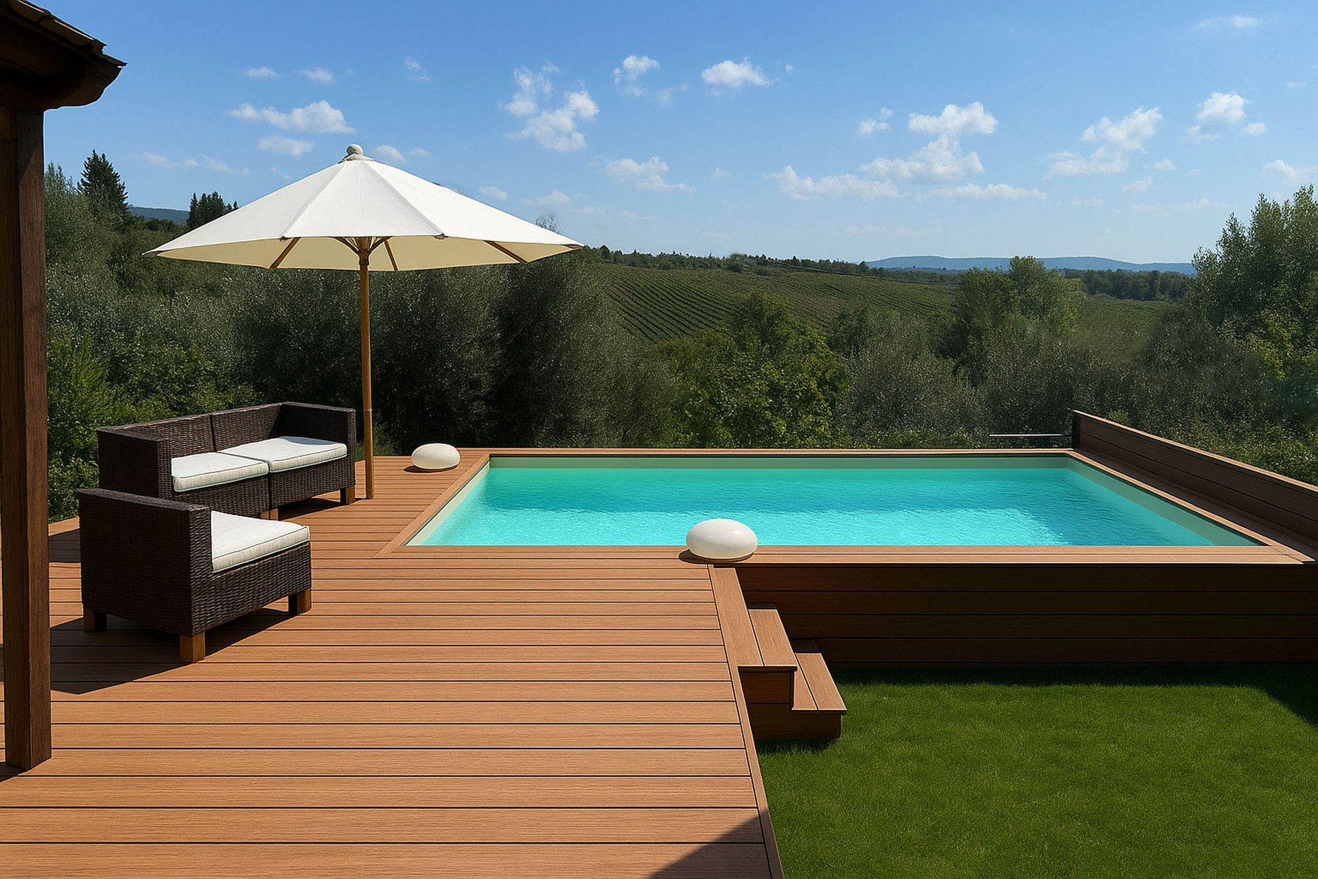 Piscina con terrazza in legno, mobili da giardino e ombrellone con vista sul paesaggio verde.