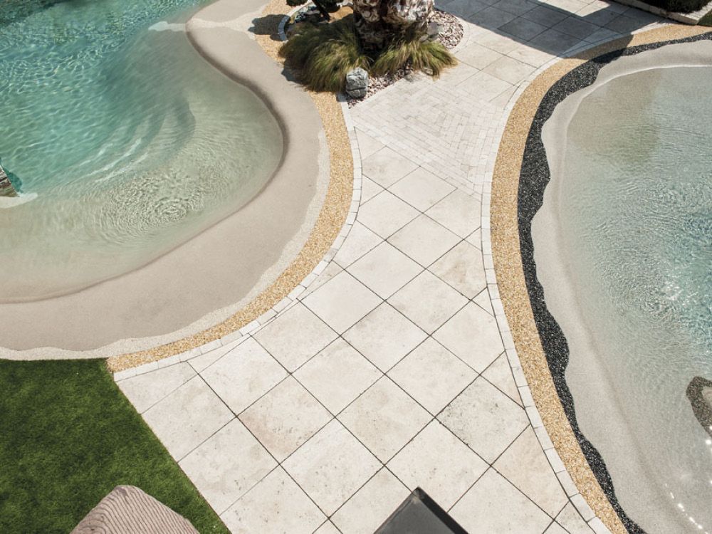 Vista dall'alto di un lussuoso spazio esterno con piscine, passerelle e giardini.