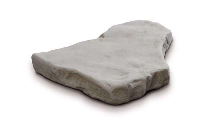 Lastra di pietra grigio chiaro, dalla forma irregolare, su sfondo bianco.