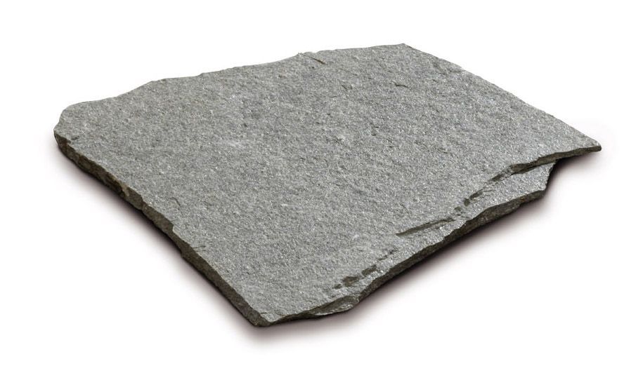 Pavimentazione in pietra grigia per patio con bordi ruvidi e irregolari; vista angolata, sfondo bianco.