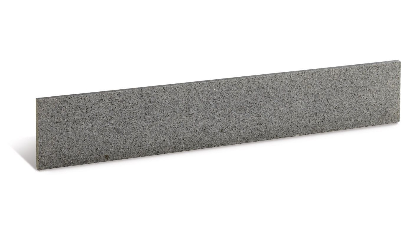 Cordolo rettangolare in cemento grigio, leggermente angolato, su sfondo bianco.