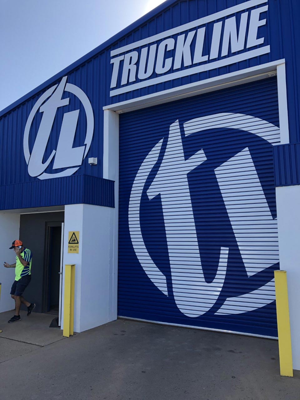 Warehouse Shopfront — Sign Writing in Dubbo, NSW
