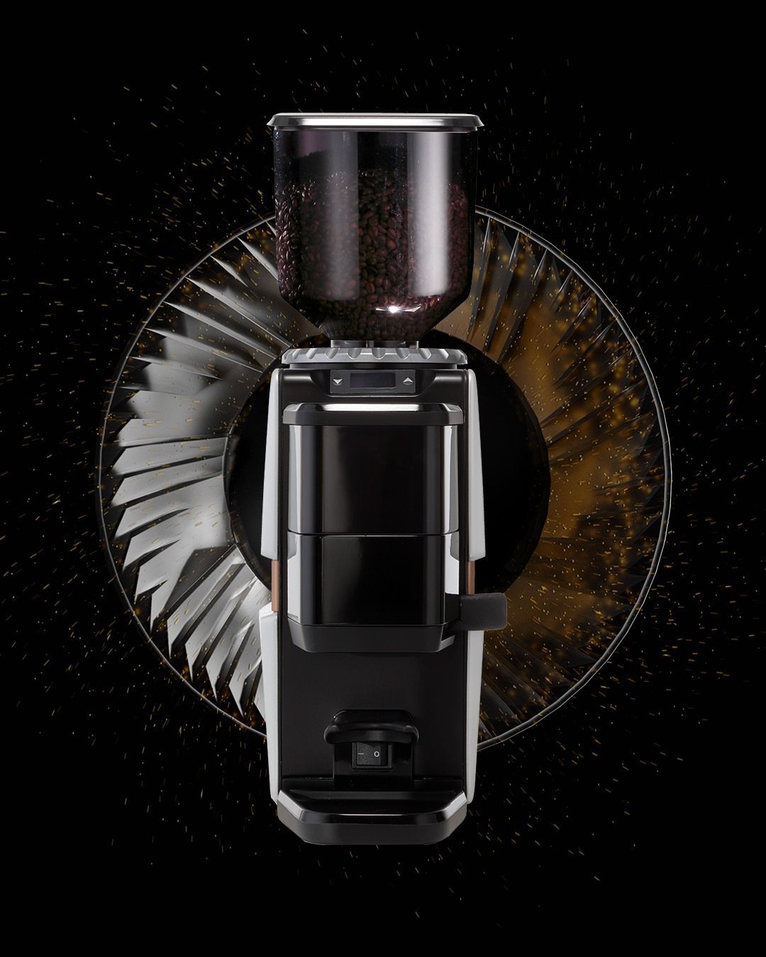 Un macinacaffè viene utilizzato per macinare i chicchi di caffè su uno sfondo nero.