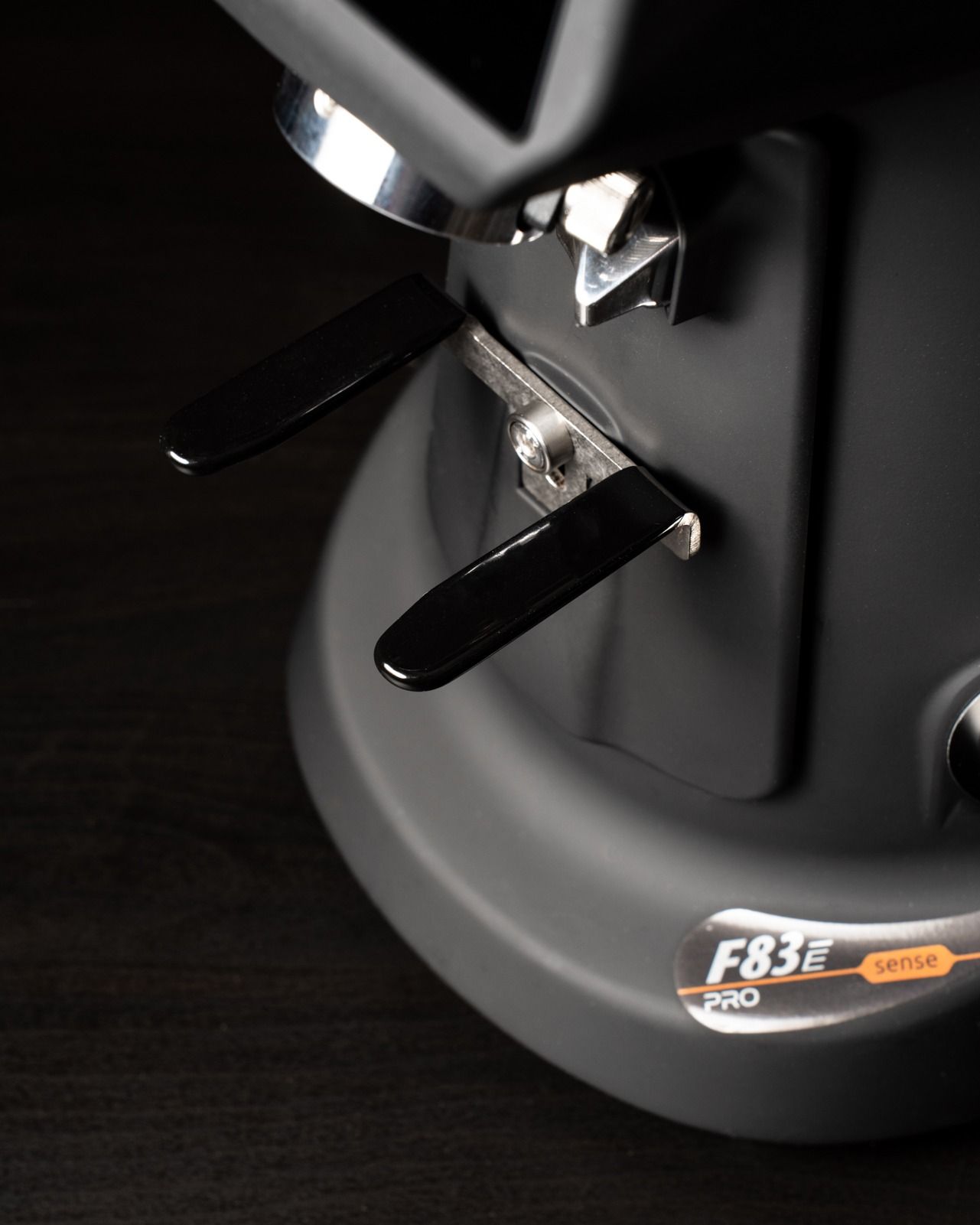 Un primo piano di una macchina con la scritta f83e