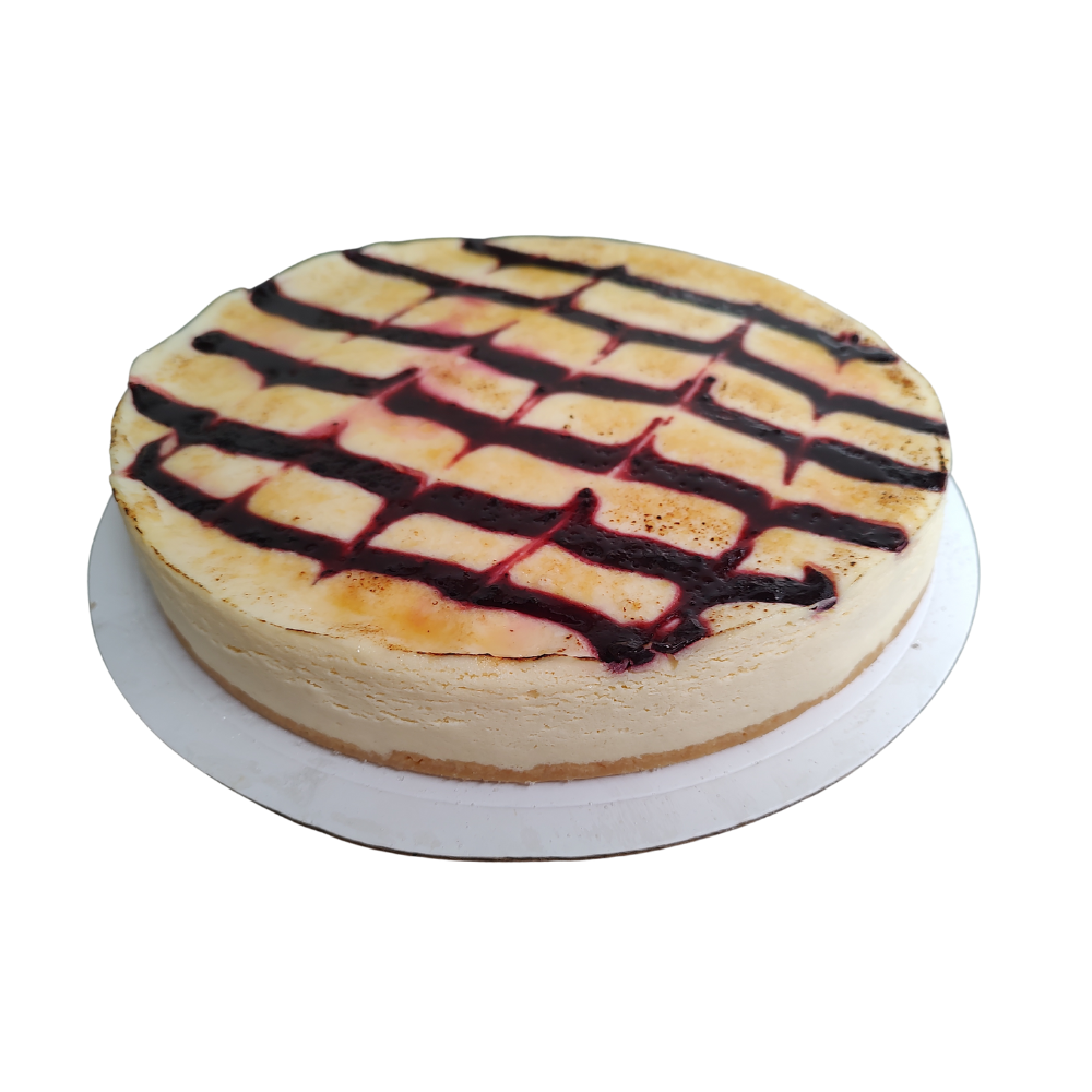 Tarta de queso con diseño enrejado de glaseado de color morado oscuro sobre un plato blanco de Azúcar y Cacao