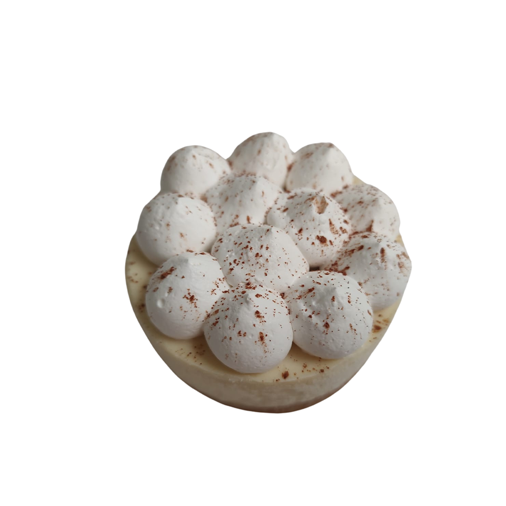 Pequeña tarta de postre cubierta con merengue y espolvoreada con cacao de Azúcar y Cacao