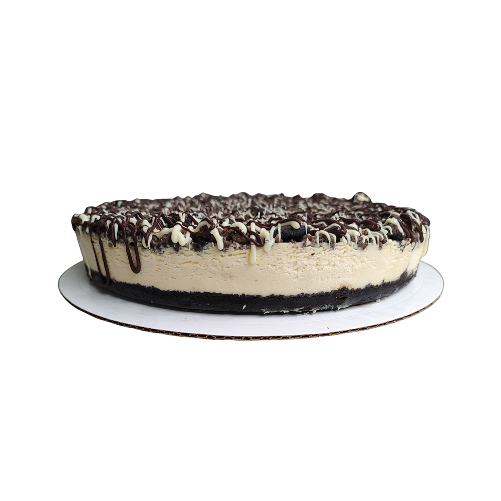 Tarta de queso con Oreo en un plato blanco.  de Oreo  de Azúcar y Cacao