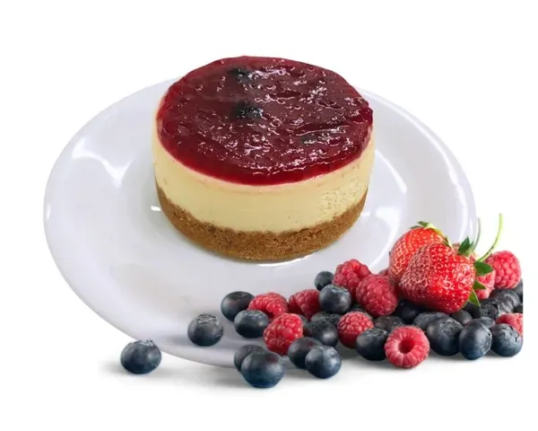 Tarta de queso con cobertura de frutos rojos en un plato blanco de Azúcar y Cacao