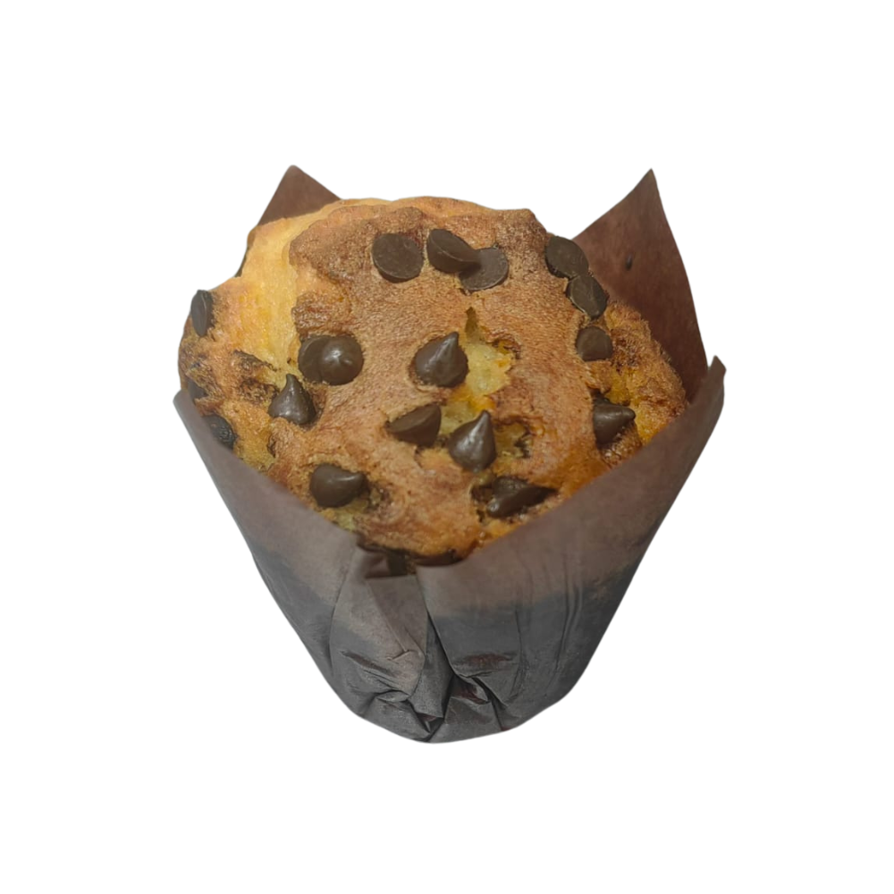 Muffin de chispas de chocolate en un vaso de papel marrón de Azúcar y Cacao