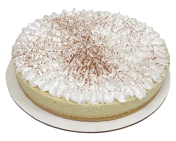 Tarta de queso con glaseado blanco y espolvoreado con cacao en polvo sobre un plato blanco de Azúcar y Cacao