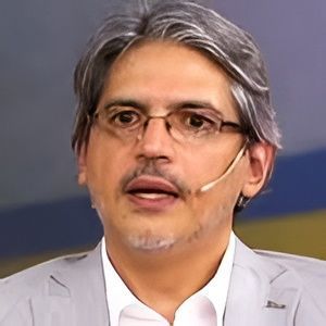 Ilustración del cuerpo humano que resalta los riñones, los uréteres y los intestinos en naranja sobre un fondo azul.