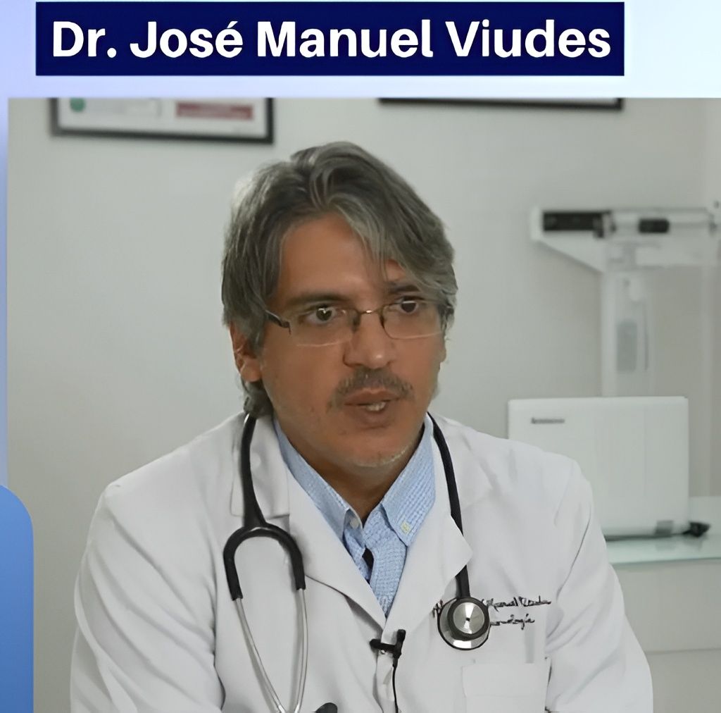 Un cirujano con uniforme quirúrgico realiza un procedimiento médico mientras mira una pantalla