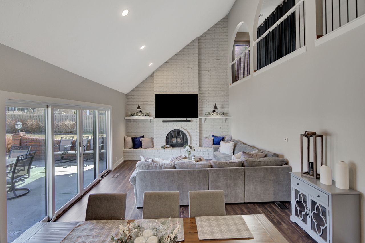 Wide view of living room - Lincoln, NE - SkyLimit Remodeling