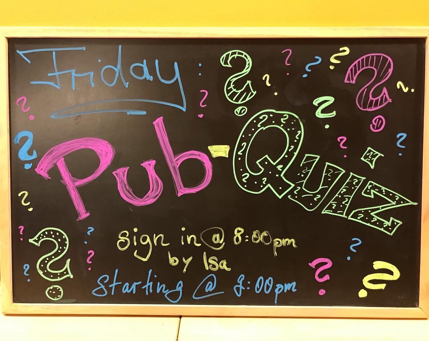 A blackboard with the words pub quiz written on it