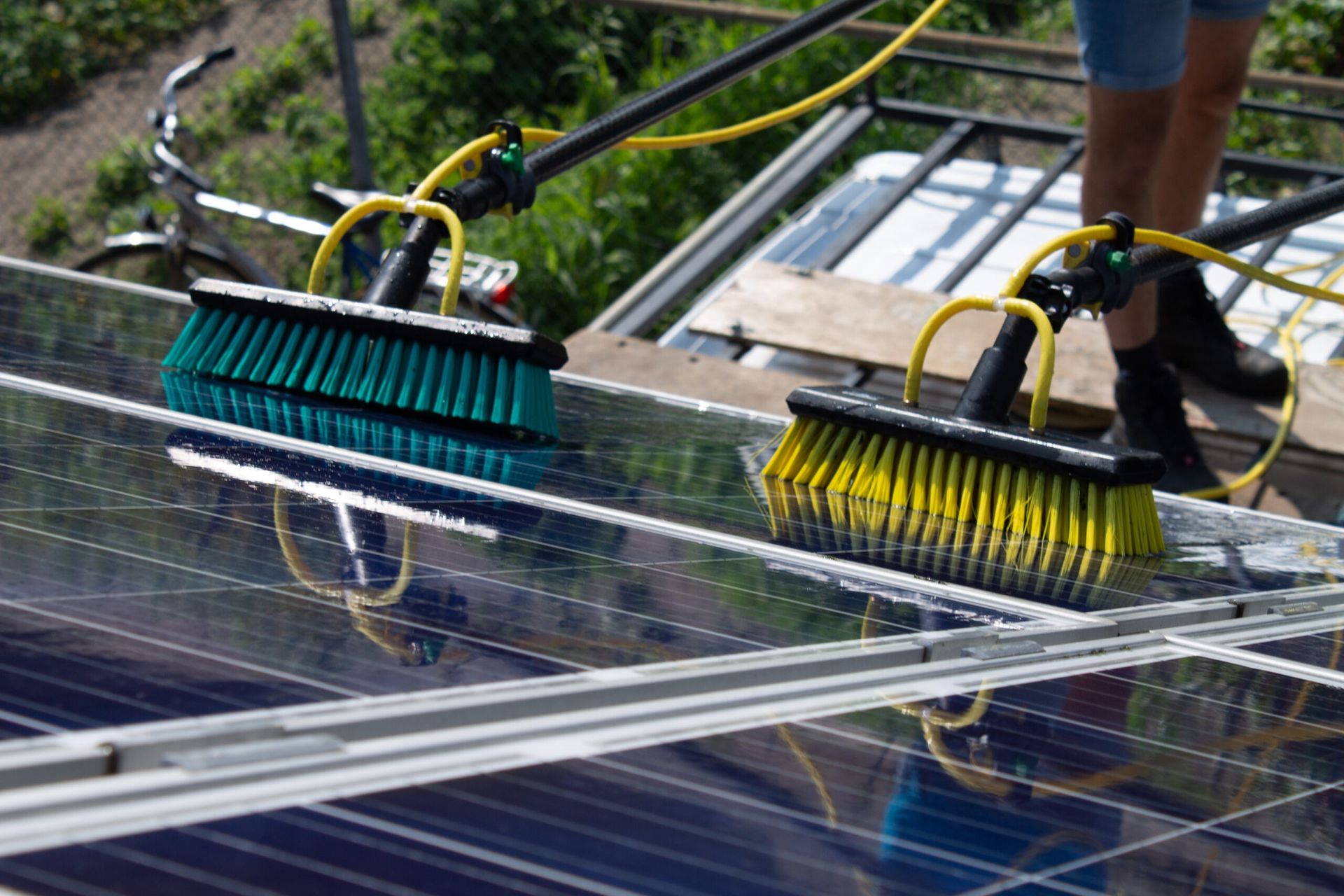 Professionele reiniging van zonnepanelen met osmosewater voor maximale efficiëntie.