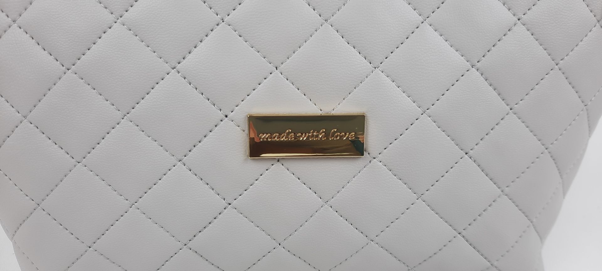 NECESSAIRE ESTOJO PELE SINTÉTICA ACOLCHOADA COR CINZA ACESSÓRIOS DOURADOS