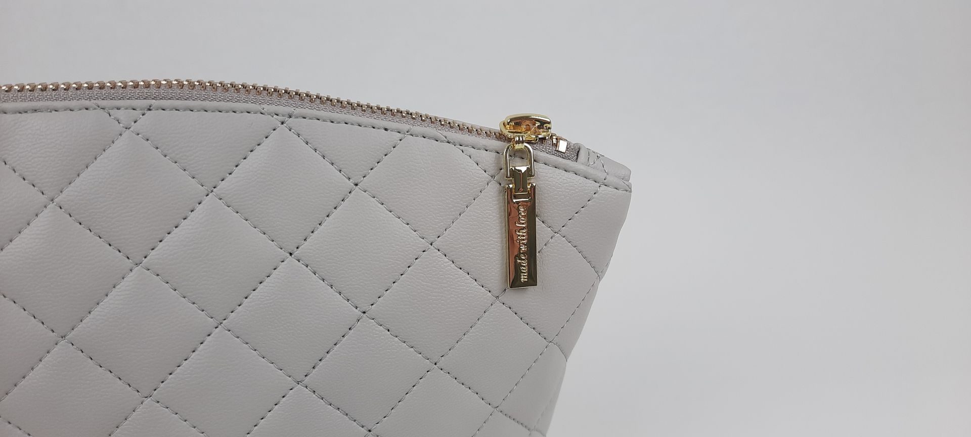 NECESSAIRE ESTOJO PELE SINTÉTICA ACOLCHOADA COR CINZA ACESSÓRIOS DOURADOS