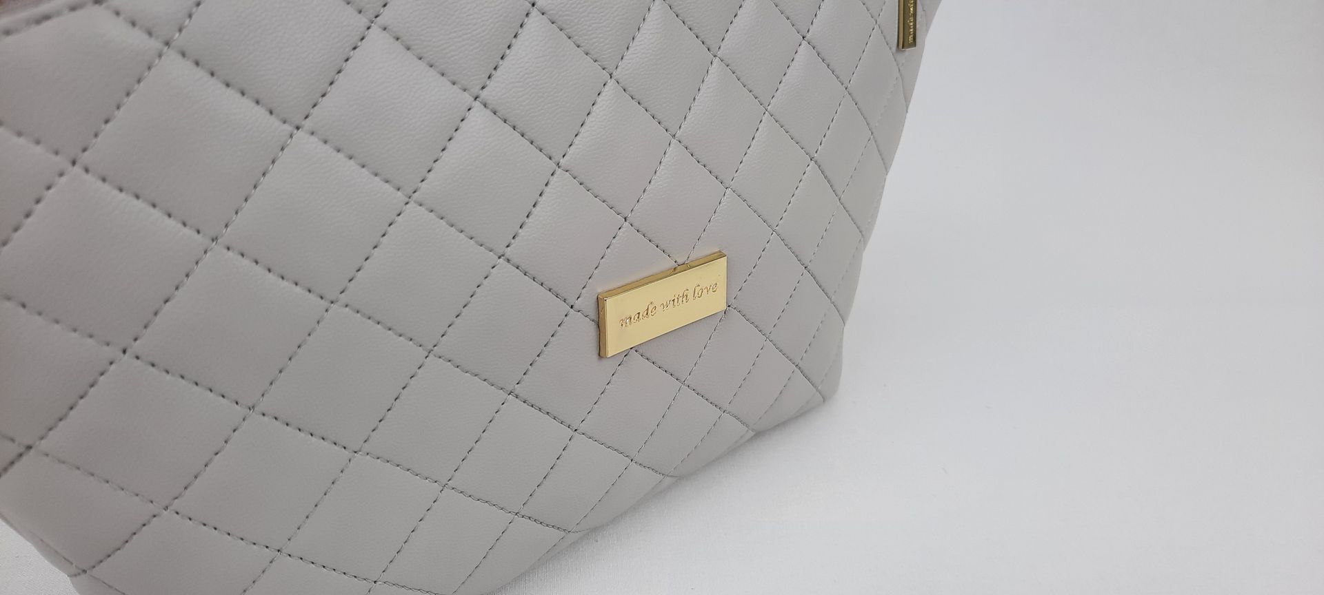 NECESSAIRE ESTOJO PELE SINTÉTICA ACOLCHOADA COR CINZA ACESSÓRIOS DOURADOS