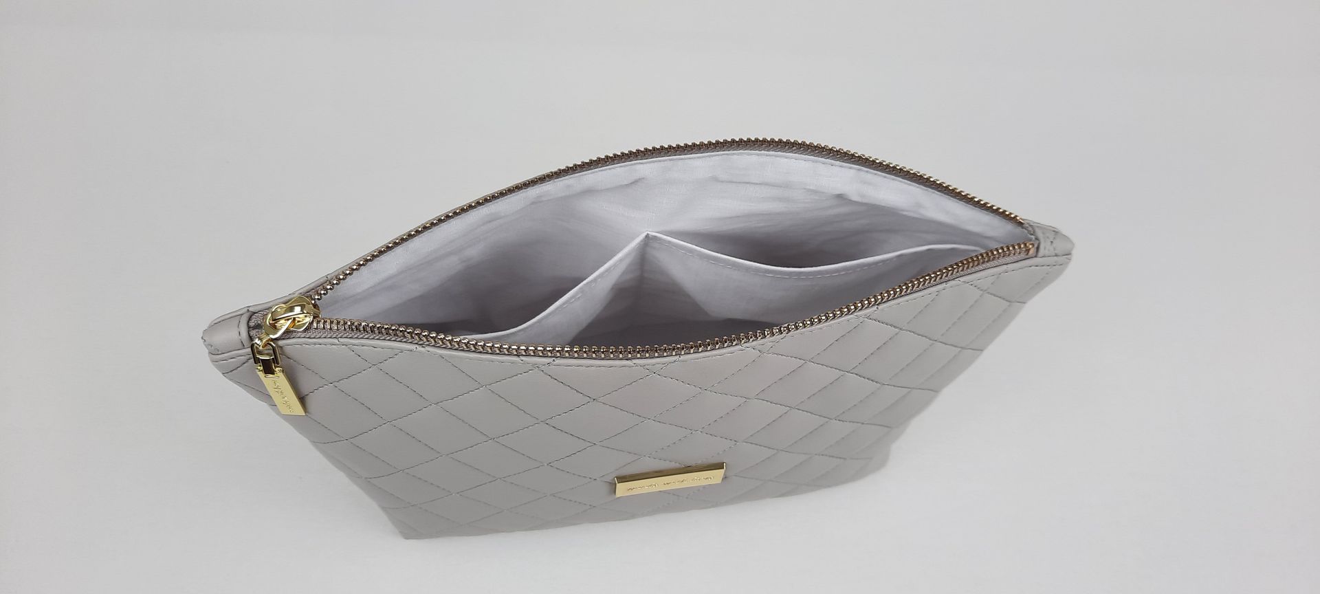 NECESSAIRE ESTOJO PELE SINTÉTICA ACOLCHOADA COR CINZA ACESSÓRIOS DOURADOS