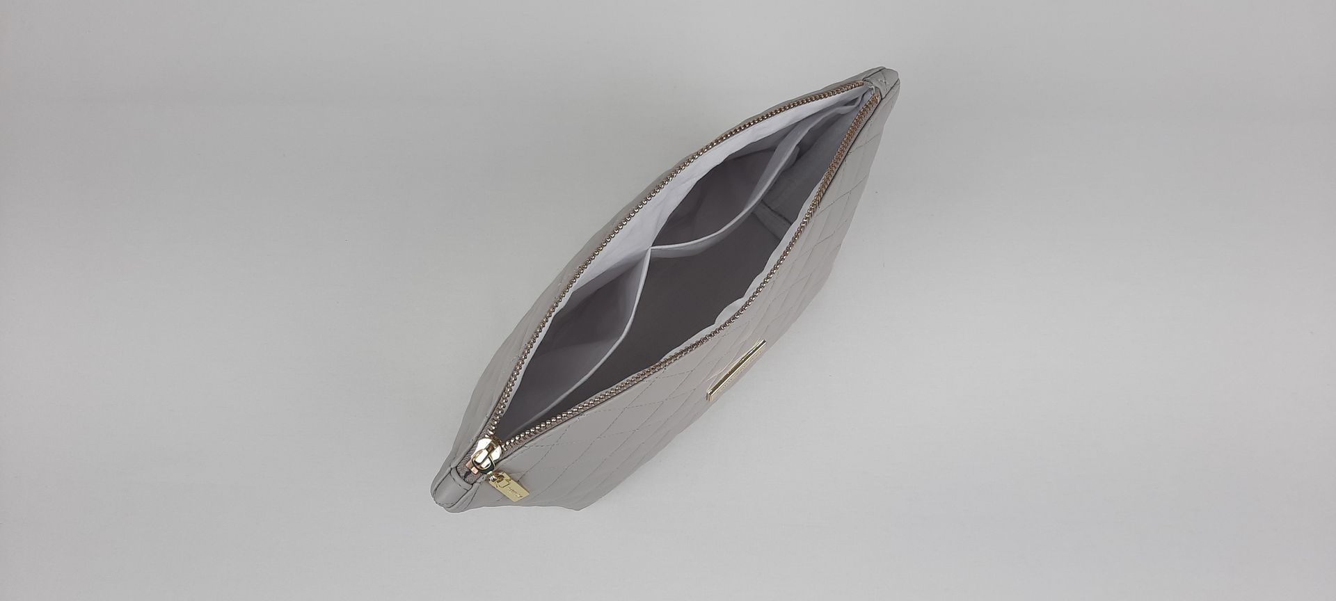 NECESSAIRE ESTOJO PELE SINTÉTICA ACOLCHOADA COR CINZA ACESSÓRIOS DOURADOS