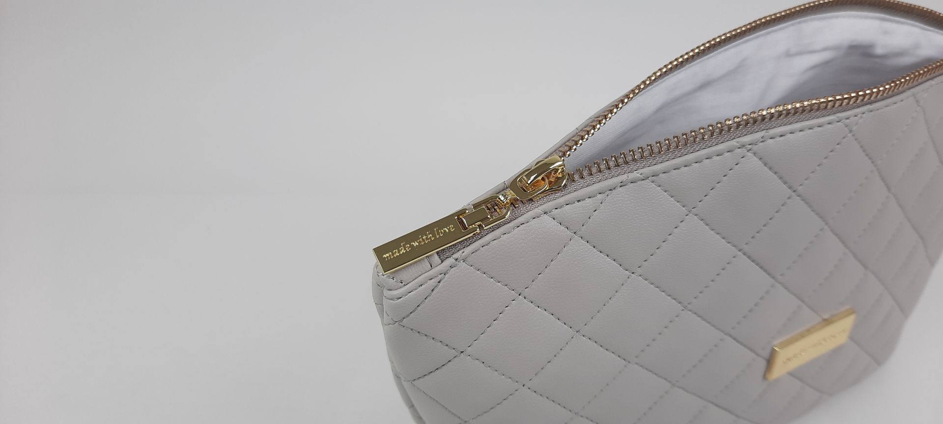 NECESSAIRE ESTOJO PELE SINTÉTICA ACOLCHOADA COR CINZA ACESSÓRIOS DOURADOS