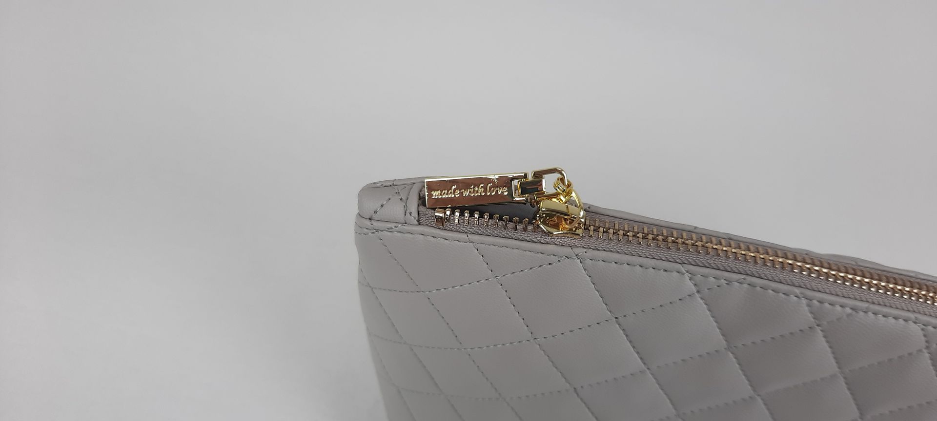 NECESSAIRE ESTOJO PELE SINTÉTICA ACOLCHOADA COR CINZA ACESSÓRIOS DOURADOS