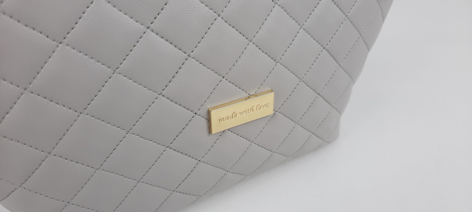 NECESSAIRE ESTOJO PELE SINTÉTICA ACOLCHOADA COR CINZA ACESSÓRIOS DOURADOS