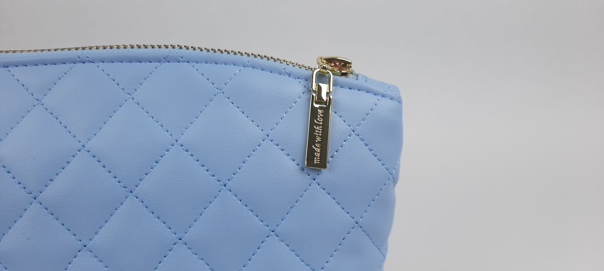 NECESSAIRE ESTOJO PELE SINTÉTICA ACOLCHOADA COR AZUL ACESSÓRIOS DOURADOS