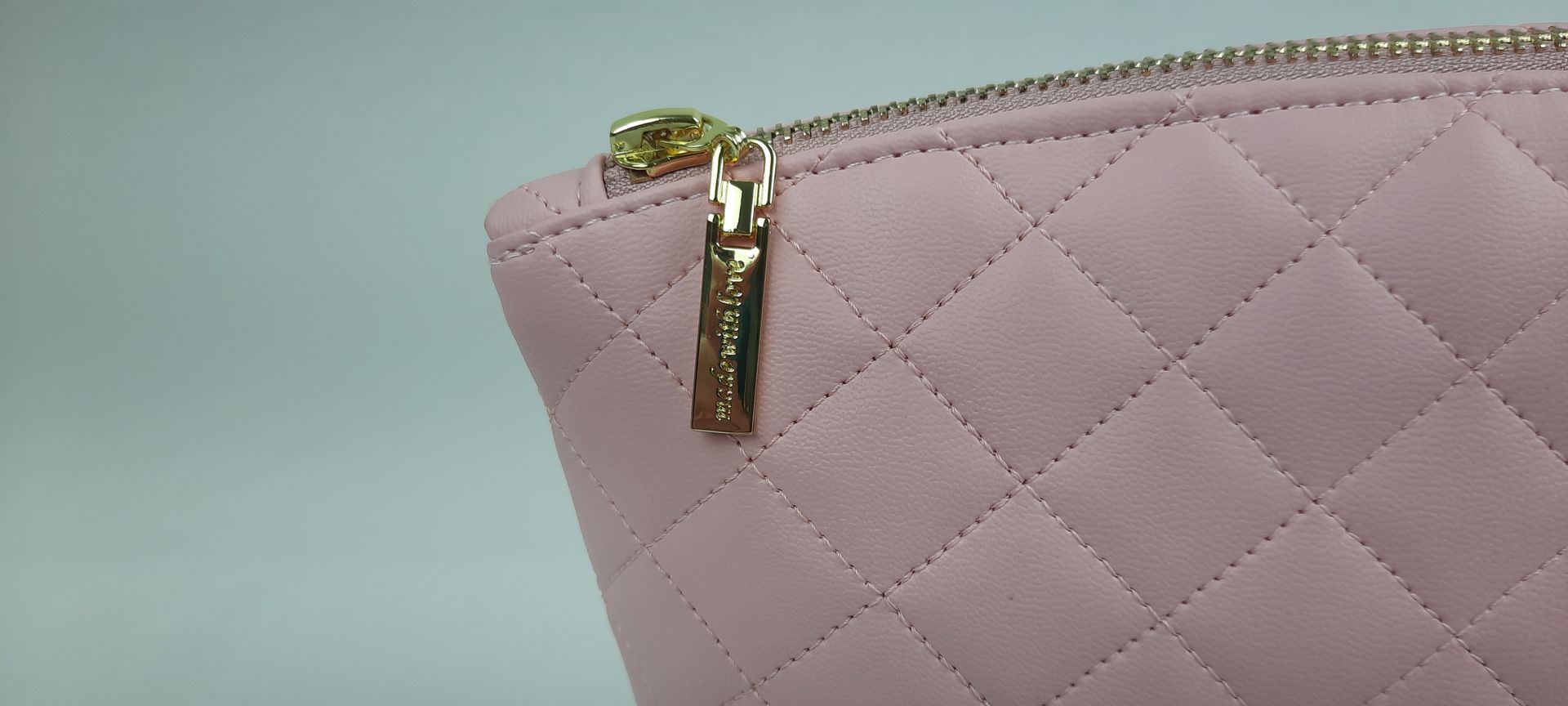 NECESSAIRE ESTOJO PELE SINTÉTICA ACOLCHOADA COR ROSA ACESSÓRIOS DOURADOS