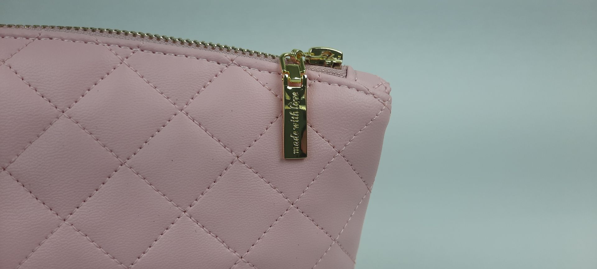 NECESSAIRE ESTOJO PELE SINTÉTICA ACOLCHOADA COR ROSA ACESSÓRIOS DOURADOS