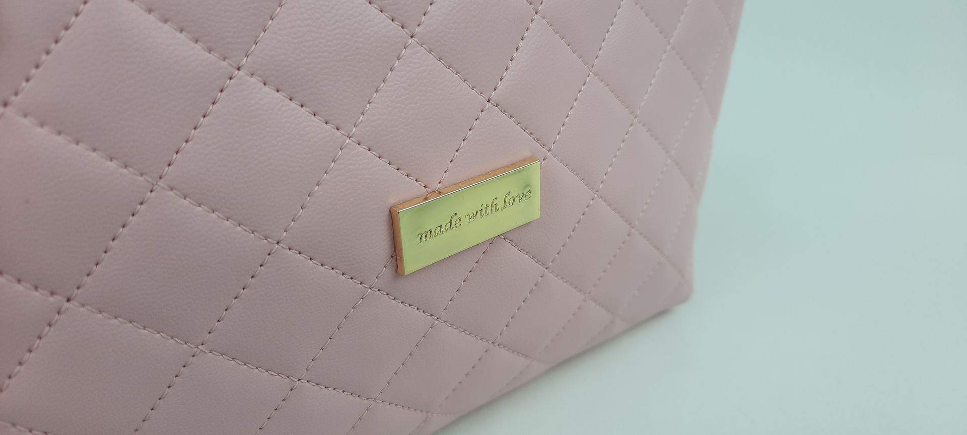 NECESSAIRE ESTOJO PELE SINTÉTICA ACOLCHOADA COR ROSA ACESSÓRIOS DOURADOS