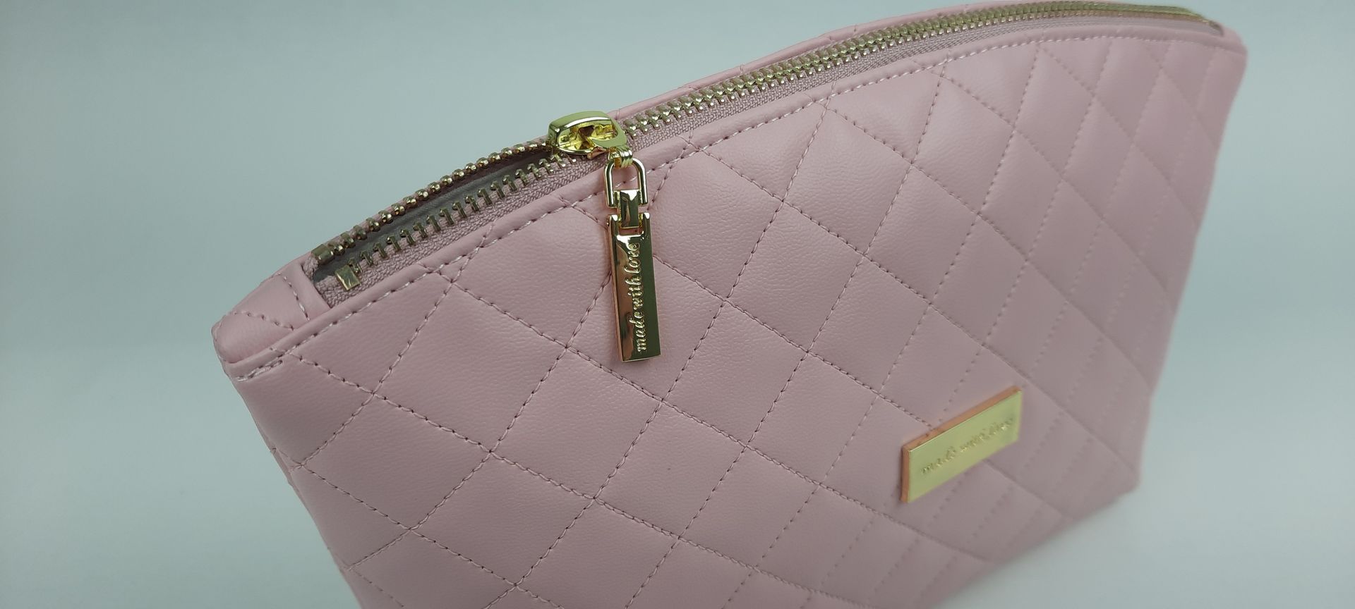 NECESSAIRE ESTOJO PELE SINTÉTICA ACOLCHOADA COR ROSA ACESSÓRIOS DOURADOS